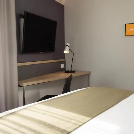 Hotel - Airport By Ihg 4*