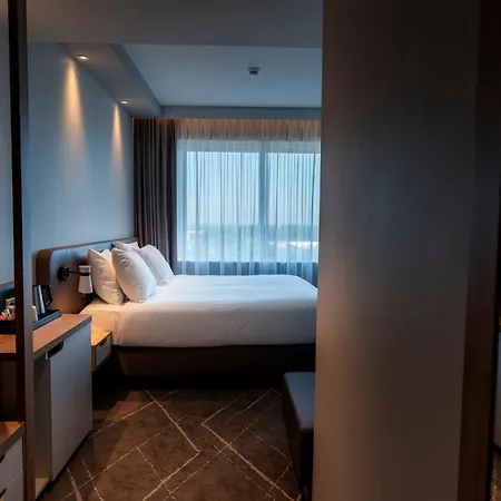 - Airport By Ihg Hotel 4*